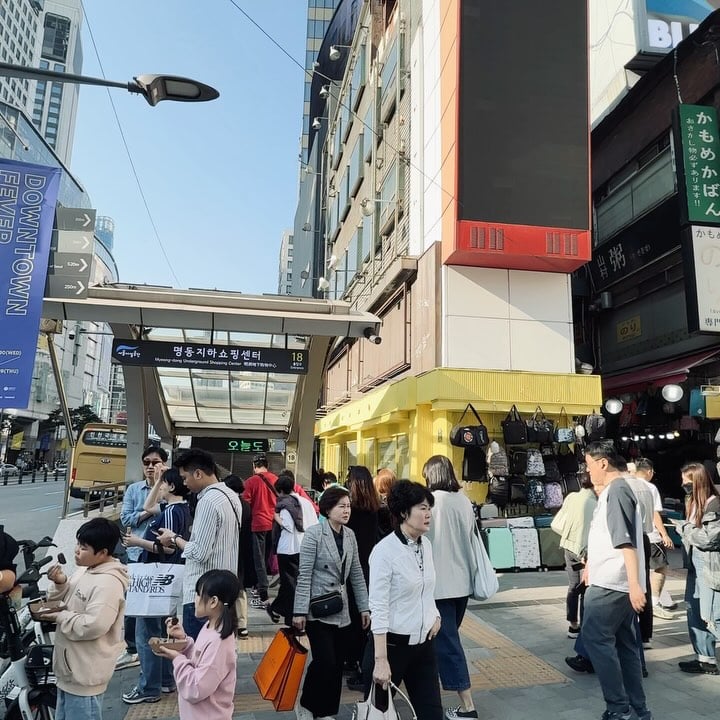 Busy Seoul Street Style